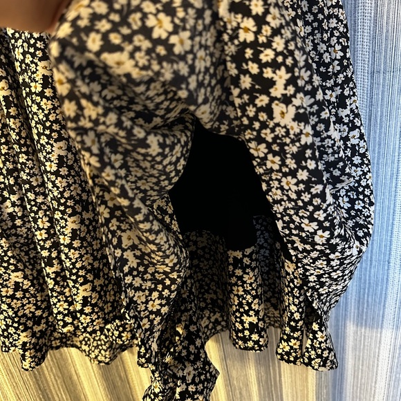 ARULA - Tallulah Floral Romper - Picture 3 of 5